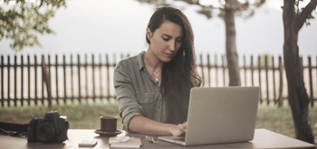 vrouw aan laptop